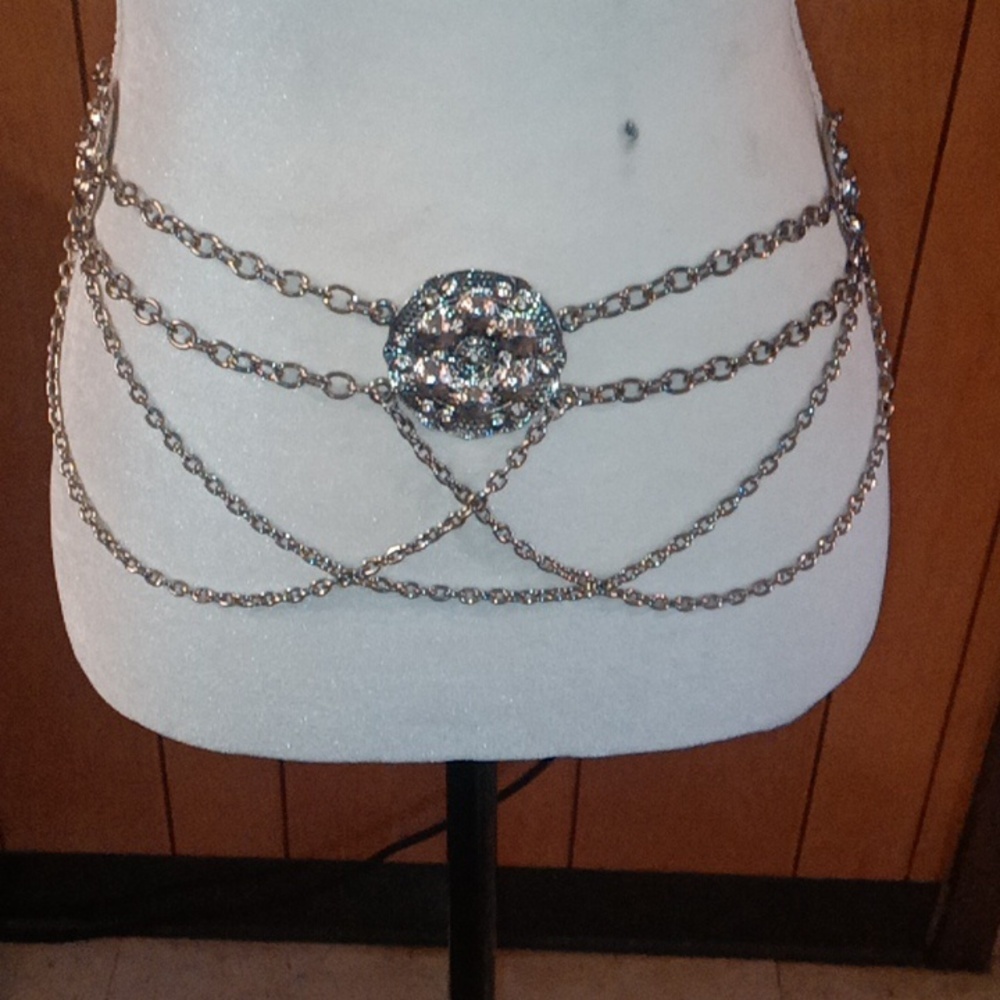 Beautiful chain belt 40 in wide